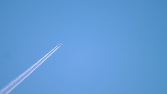 高空飞翔的飞机视频