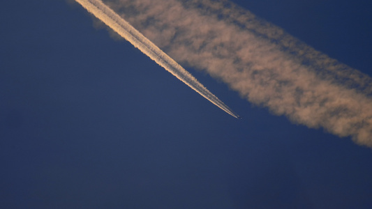 在天空中的飞机日落的太阳反射视频