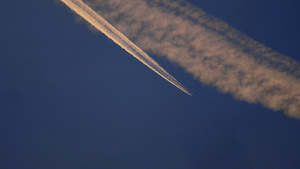 在天空中的飞机日落16秒视频