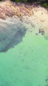 航拍深圳清澈见底的海水石滩视频