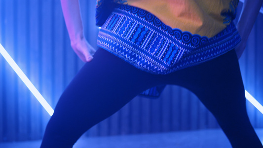 女性舞蹈在荧光灯背景下视频