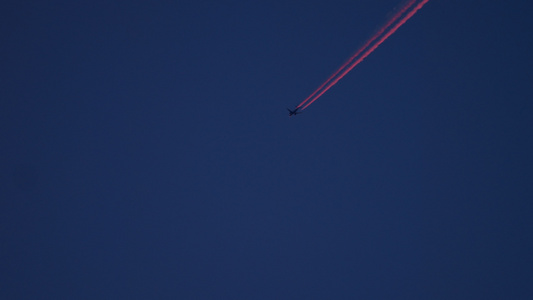 在天空中的飞机日落的太阳反射视频