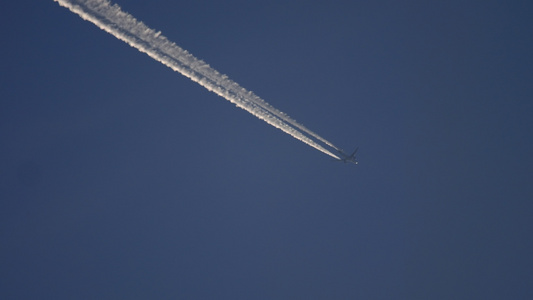 在天空中的飞机日落的太阳反射视频