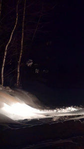 雪地山路汽车抛锚发动机视频