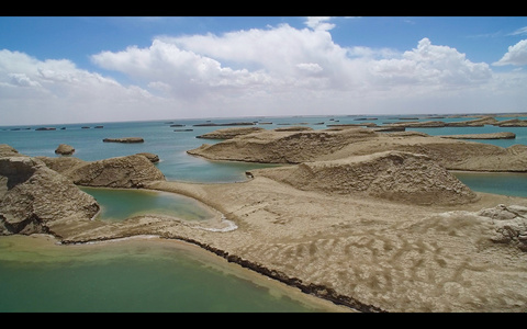 青海甘肃交接的水上雅丹地貌风光4K航拍视频视频