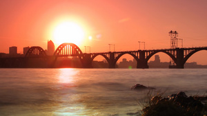 傍晚日出逆光河边的桥21秒视频