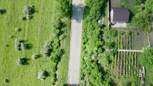 农村道路和房屋的空中视频
