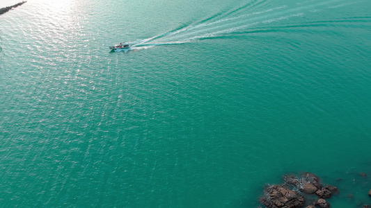 无人驾驶飞机的射击船上航行的空中录像从海湾外飞出完美视频