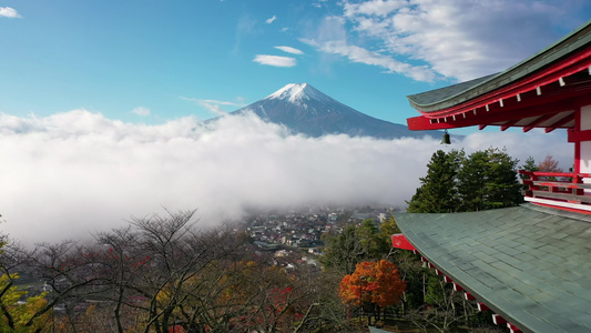 从古土塔叶马纳什和雅潘后面的乌吉山和迷雾风景视频