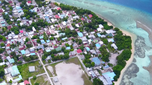 海洋度假胜地海滩探险的空中无人驾驶飞机结构蓝绿海以视频