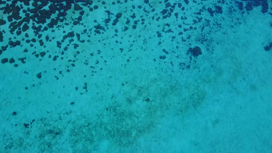 以浅海和白色沙滩背景为背景的放松岛屿海滩之行的景象视频