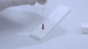 血液样本滴到分析器中血液测试过程关闭7秒视频
