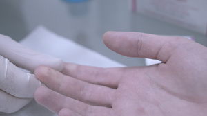 用手指穿刺验血采集血样医用针头注射11秒视频