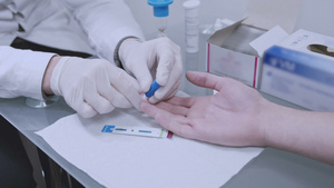 医生从男性手上采集血液样本人捐手指测试8秒视频