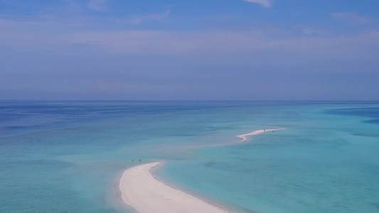 蓝色绿色海洋和白色沙沙背景的豪华海湾海滩视频