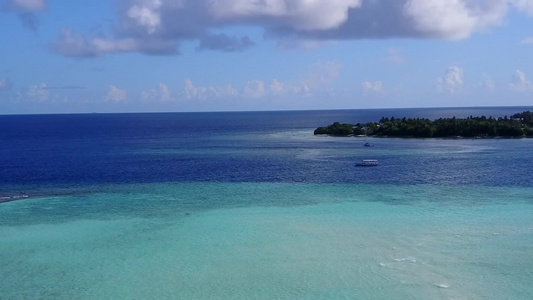 蓝海和白沙背景的蓝海航行的长堤湾海滩空中纹理视频