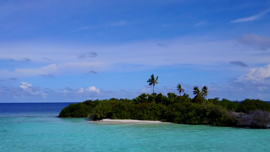 天堂海岸海滩旅行空中海景由浅海和干净的沙质背景视频