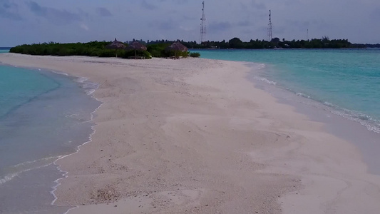 以蓝海和白沙为背景进行海滩之行的美丽海洋观光旅行视频