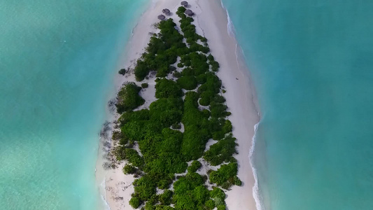 蓝绿色环礁湖和白沙背景的海湾海滩休息空中无人驾驶飞机视频