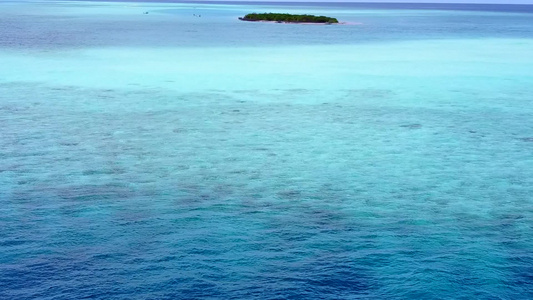 通过蓝海和白沙背景的蓝色海放松岛屿海滩的空中无人驾驶视频