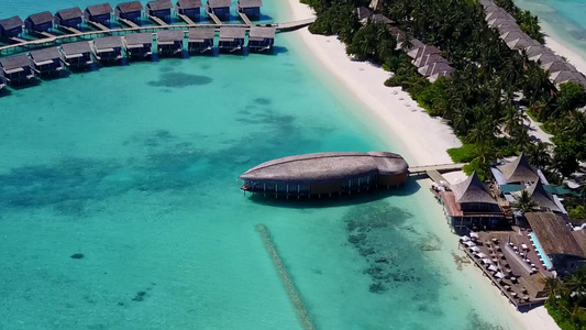 蓝水白沙背景下完美海岛海滩之旅的空中海景视频