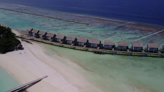 白沙背景水蓝海美丽海岸线海滩冒险的空中无人机海景视频