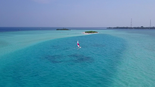 由绿海和白沙滩背景组成的环礁湖海滩旅行的无人驾驶无人驾驶视频