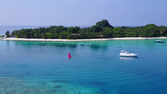 蓝绿色海洋和白沙背景下的热带泻湖海滩空中全景视频