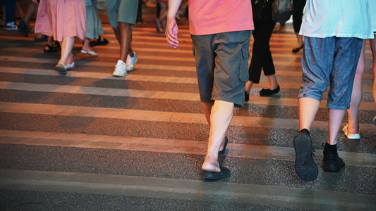 城市街头红绿灯路口斑马线熙熙攘攘过马路的人群脚步特写4k素材视频