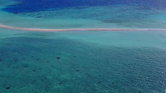 蓝海白沙背景下的天堂旅游海滩冒险无人机观海景视频