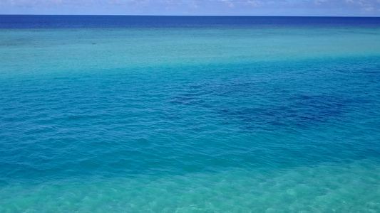 蓝海和白沙地背景的海滩度假BlueSea和白色沙滩视频