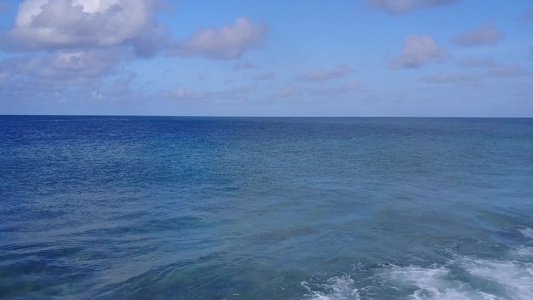 美丽的海岸海滩旅行的空中无人机海景与明亮的沙滩背景视频