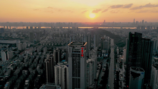4K航拍日落晚霞时分都市高楼建筑群城市风光视频