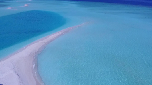 利用蓝水和白色沙土背景的蓝水进行外来旅游海滩生活方式视频