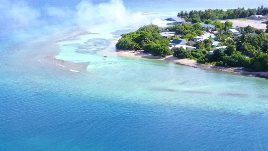 利用蓝海和白沙底蓝海打破天堂环礁海滩的航拍视频
