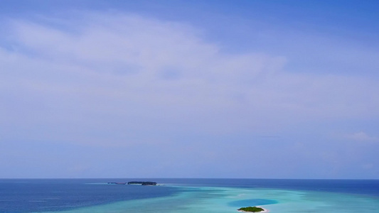 以白沙为背景的绿绿海进行完美度假度假胜地海滩航行的视频