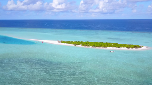 白沙底蓝水对天堂湾海滩度假日的空中全天空全景视频