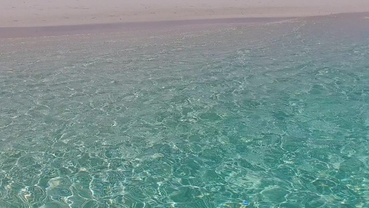 蓝色海洋和白色沙滩背景下异国情调的海湾海滩度假的空中视频