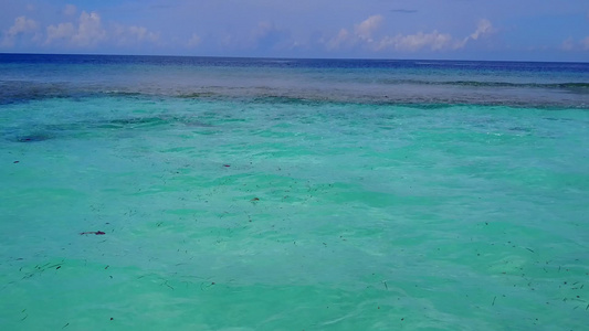 白沙背景蓝水海岸海滩度假的无人机性质视频