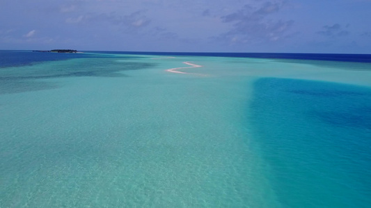 美丽的度假度假胜地海滩野生生物通过透明有明沙背景的视频