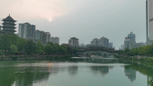 夜色中的成都市锦江区安顺廊桥视频