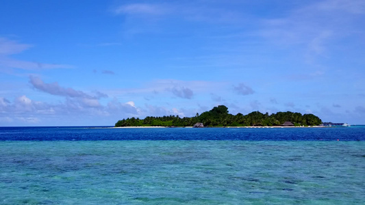 以蓝环礁和白沙为背景的放松环礁湖海滩旅行旅游视频