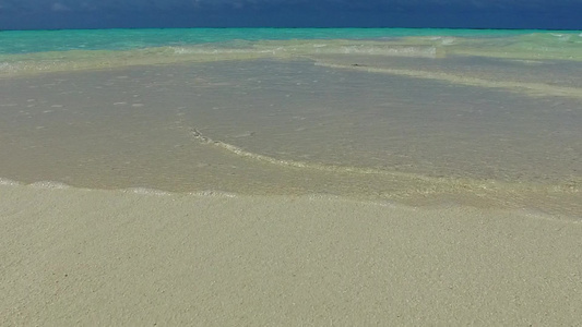 蓝海白沙背景下宁静泻湖海滩的空中无人机性质视频