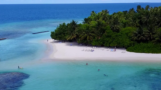 蓝色绿色环礁带白沙背景的蓝绿环礁海滨海滩航行具有空中视频