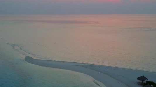 由白沙背景的绿绿海进行的完美的环礁湖海滩之行的空中视频