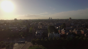 乘飞机飞越街道和阿姆斯特丹的房屋33秒视频