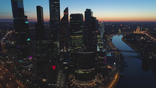 空中的无人驾驶飞机观察城市的黎明景观视频
