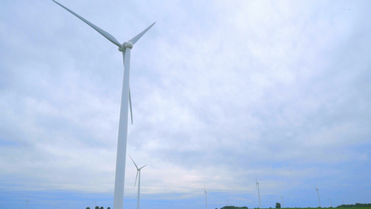 多云天气下的风力发电机绿地上的风力发电机[原动机]视频