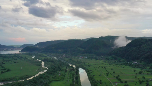 沿河飞行罗马喀尔巴阡山脉人口稠密山谷的空中夏季风景视频