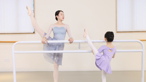 小女孩和舞蹈老师练习舞蹈升格93秒视频